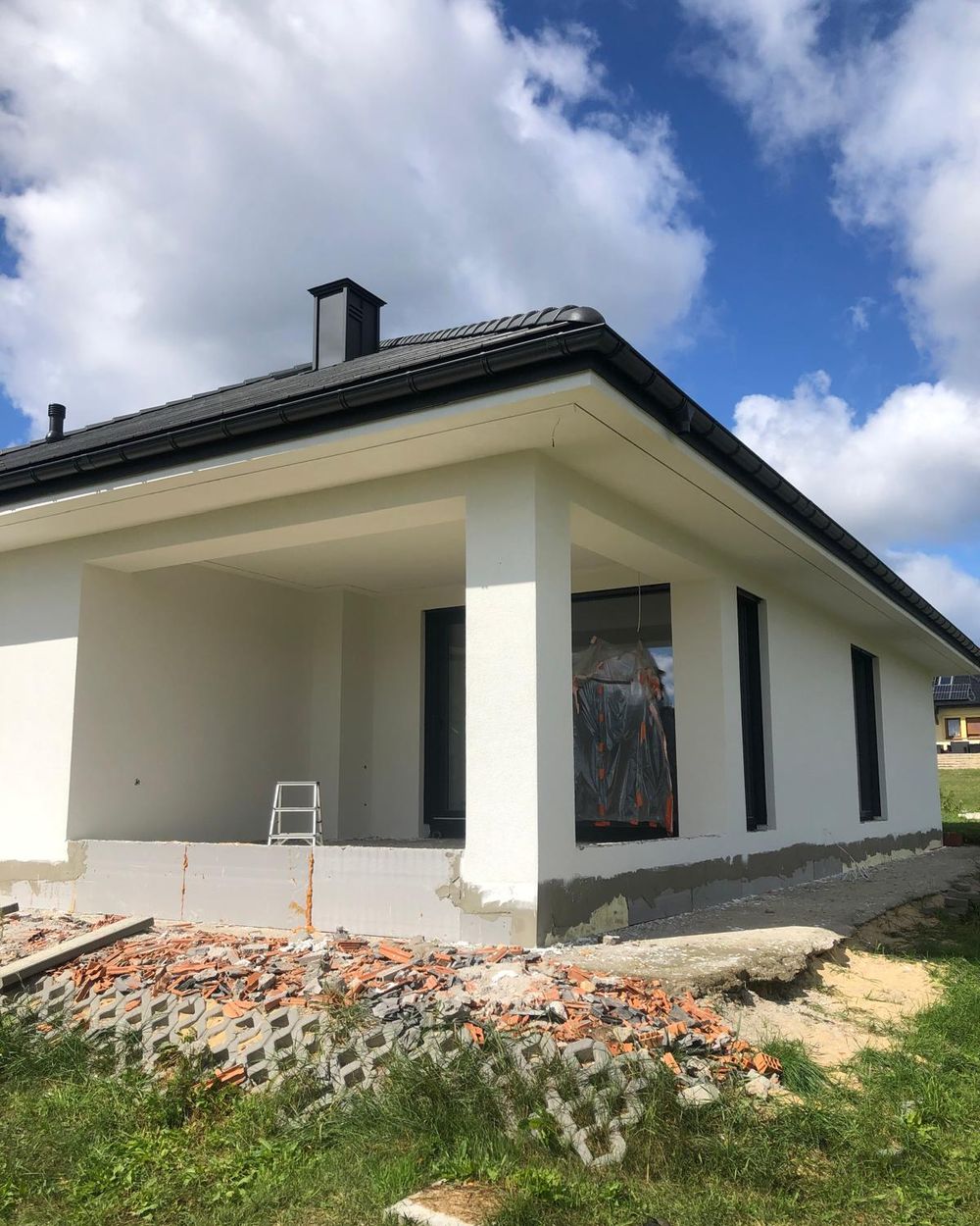 Dom w Korzonku — widok od podjazdu