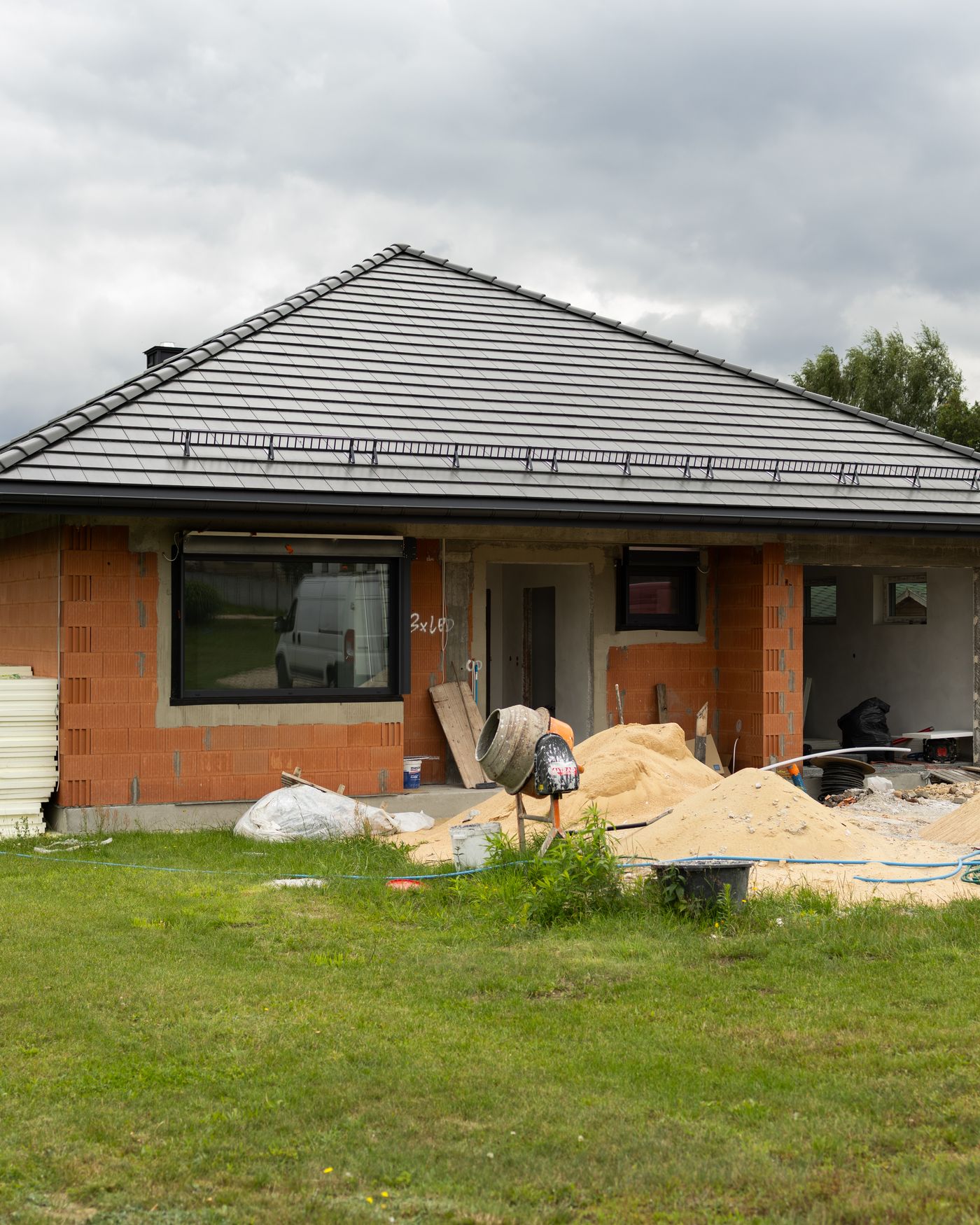 Dom parterowy — jedna kondygnacja, dach kopertowy