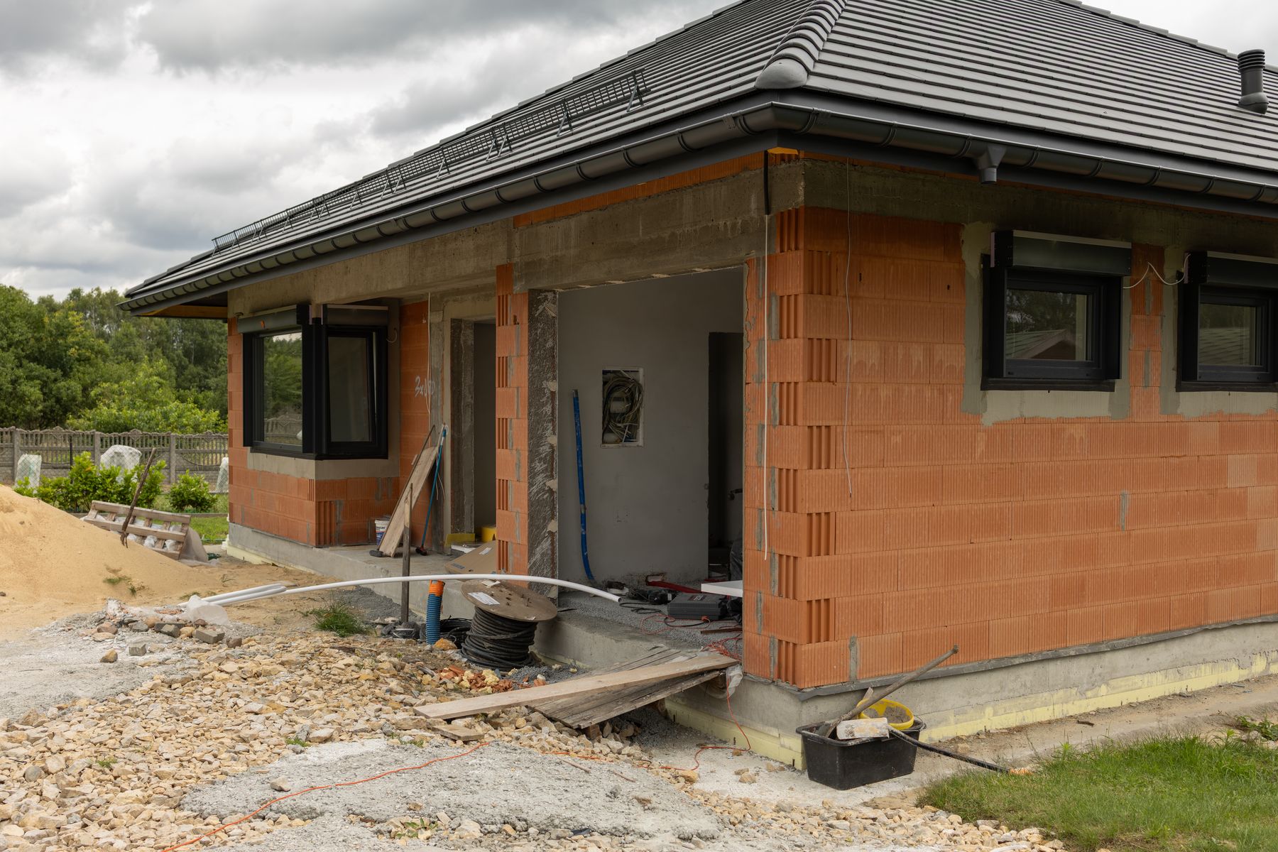 Mur z pustaka ceramicznego